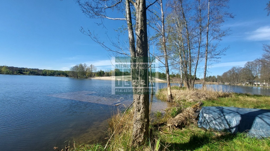 Działka z bezpośrednim dostępem do jeziora. (2)
