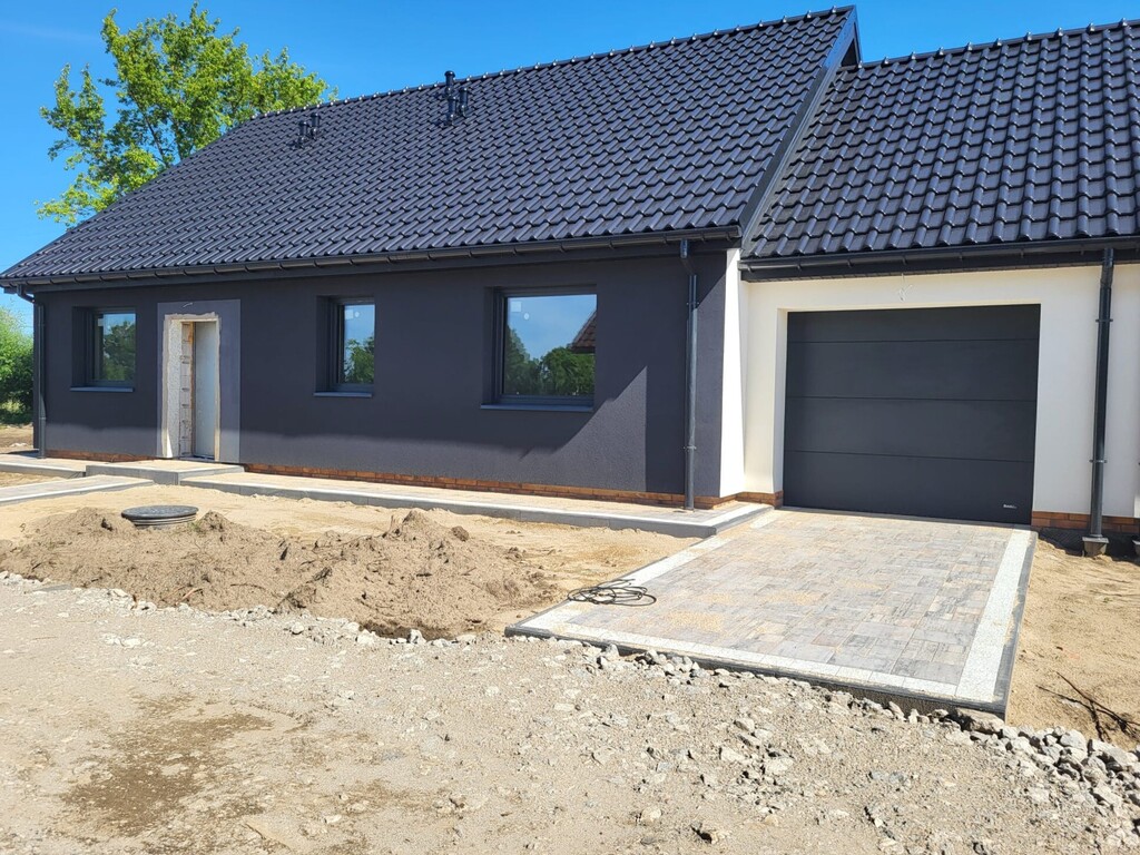 Dom parterowy z zabudowie bliźniaczej z garażem (2)