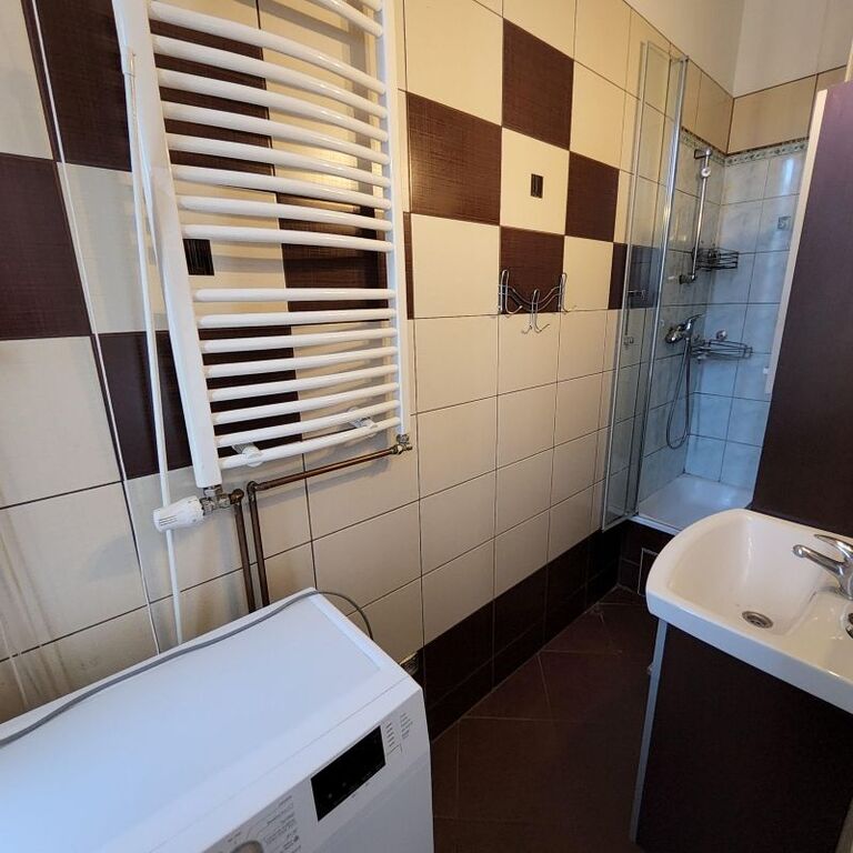 Centrum 2 pokoje 2 piętro w odnowionej kamienicy. (9)