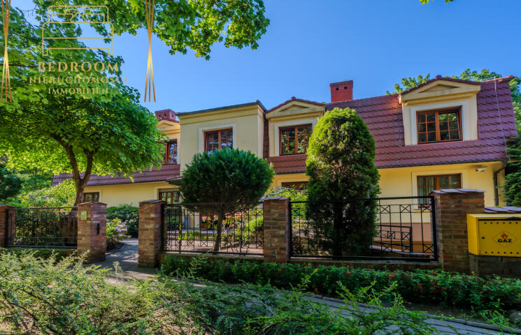 Aparthotel z 8 apartamentami z widokiem na morze wśród lasu plus spa (8)