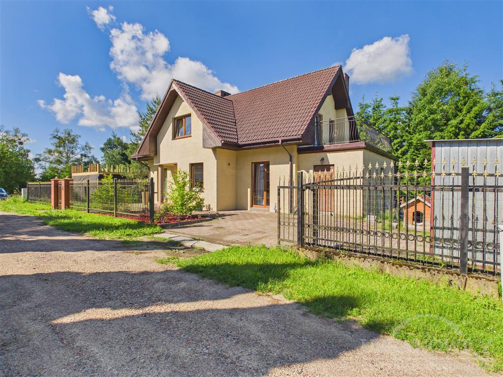 Dom w sąsiedztwie lasów i jezior. (2)