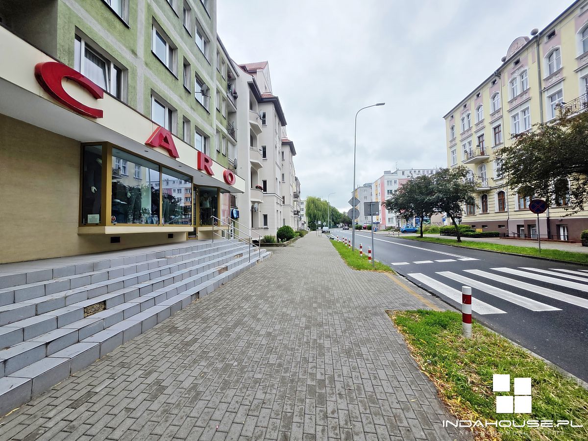Lokal w Kołobrzegu, Duże witryny. Dobre sąsiedztwo (1)