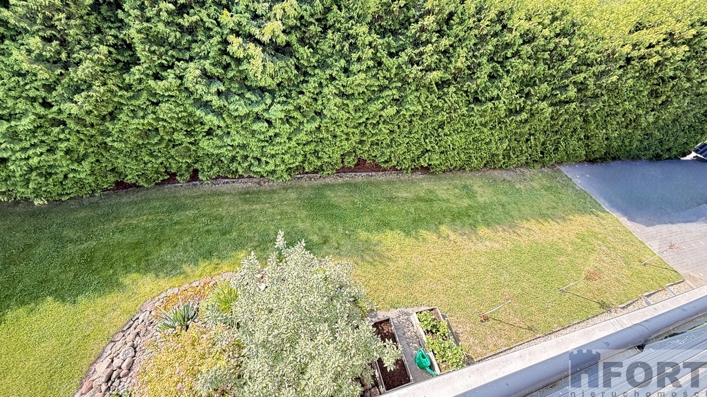 Komfortowy dom z dużym ogrodem (19)