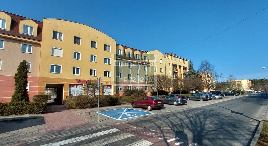 Lokal usługowy na parterze, os. Zacisze. (10)
