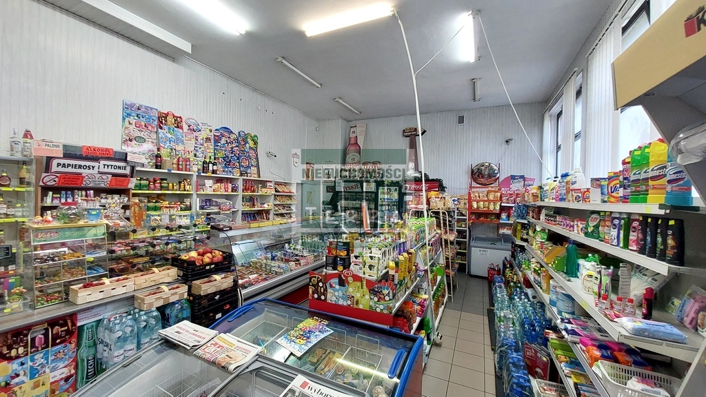 Lokal usługowy na parterze, os. Zacisze. (2)
