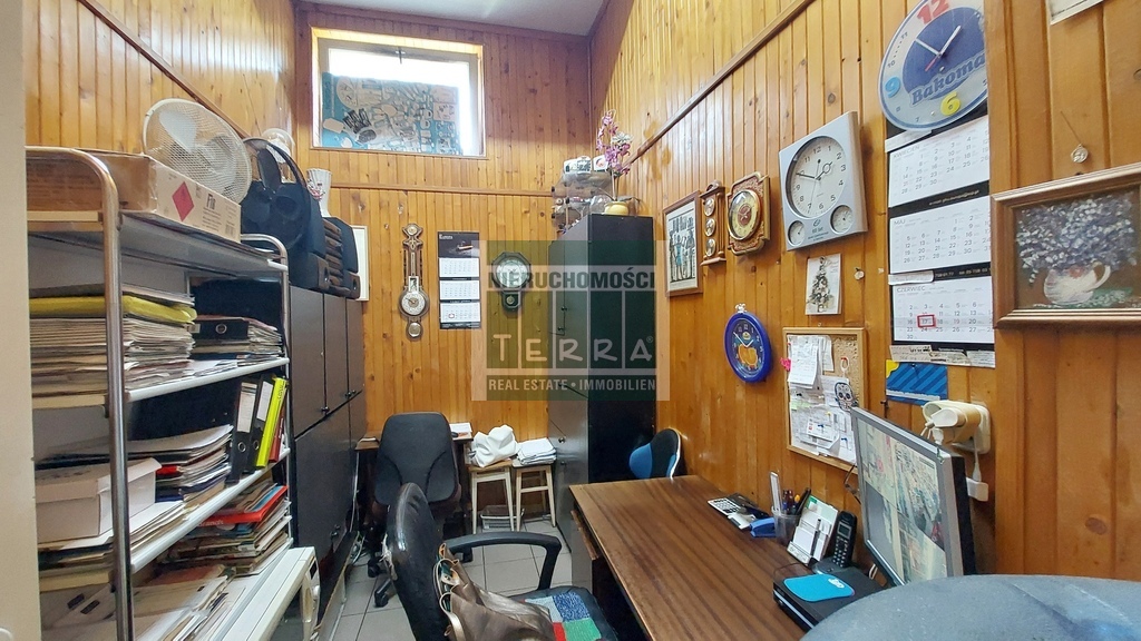 Lokal usługowy na parterze, os. Zacisze. (3)