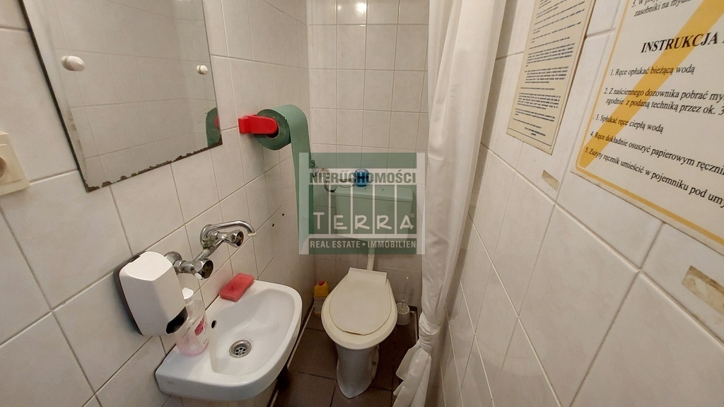 Lokal usługowy na parterze, os. Zacisze. (4)