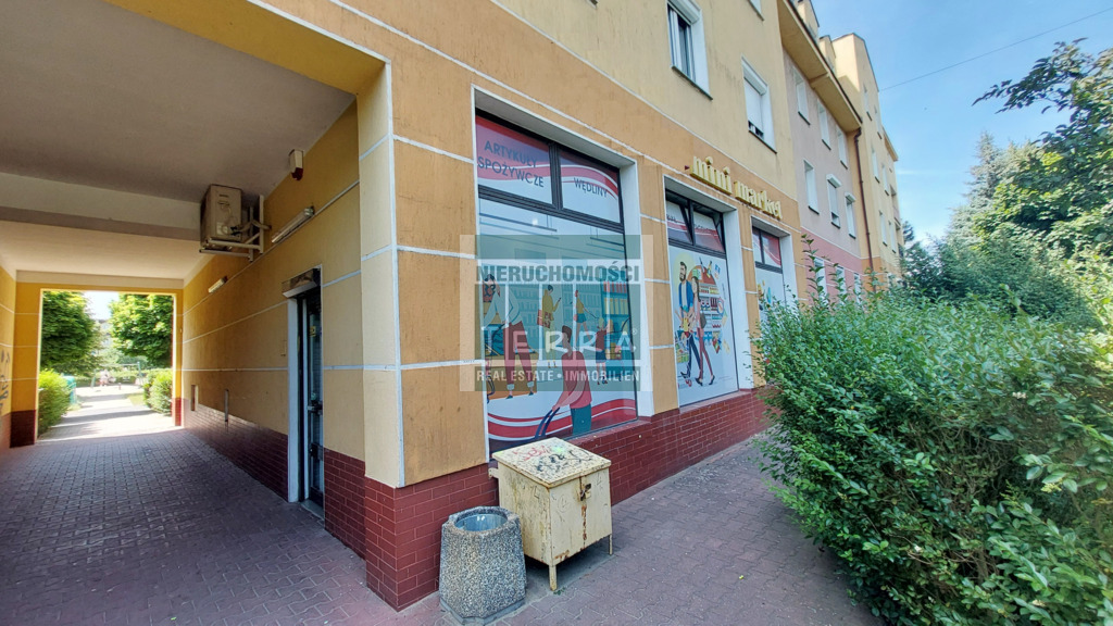 Lokal usługowy na parterze, os. Zacisze. (1)