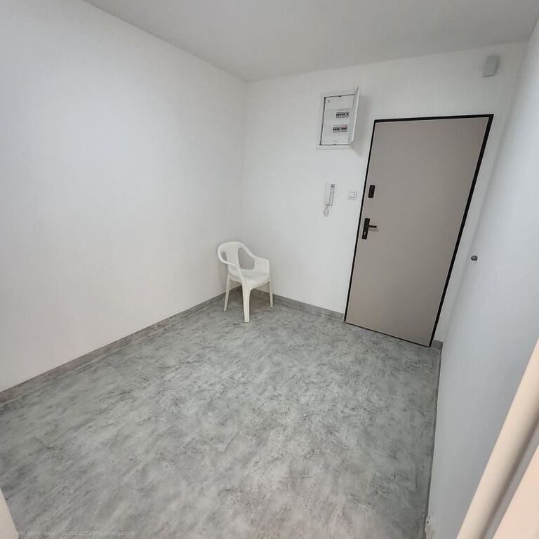 Wynajmę lokal przystosowany pod gabinet (10)