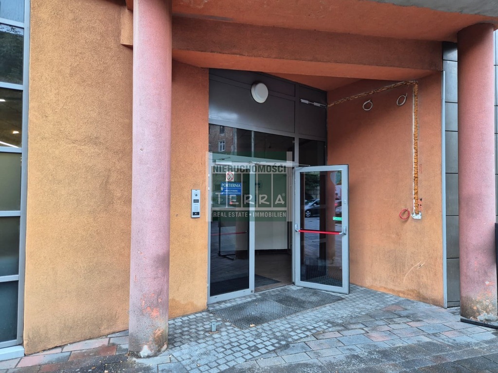 POMIESZCZENIA W CENTRUM Z MIEJSCAMI POSTOJOWYMI ! (9)