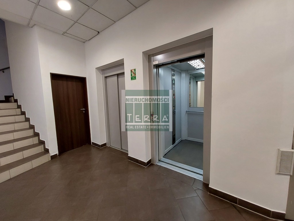 POMIESZCZENIA W CENTRUM Z MIEJSCAMI POSTOJOWYMI ! (6)