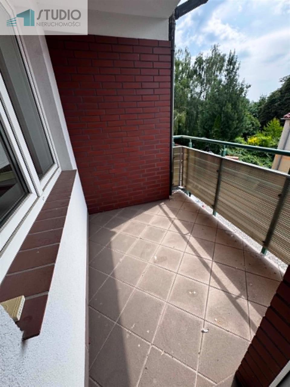 Kawalerka z duzym balkonem, miejscem w hali garażo (1)