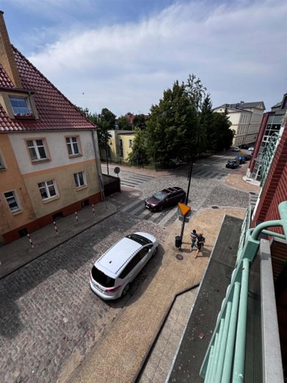 Kawalerka z duzym balkonem, miejscem w hali garażo (3)