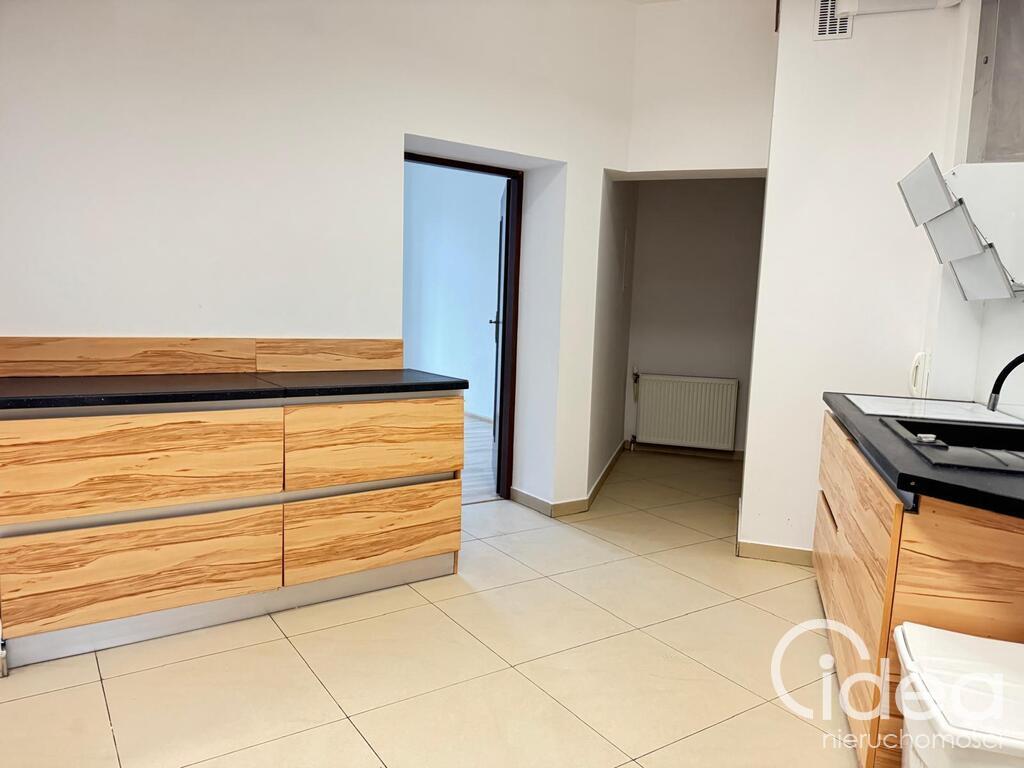 Centrum, 3 pokoje, 75m2, parter, bezpłatny parking, 2 osobne wejścia. (1)