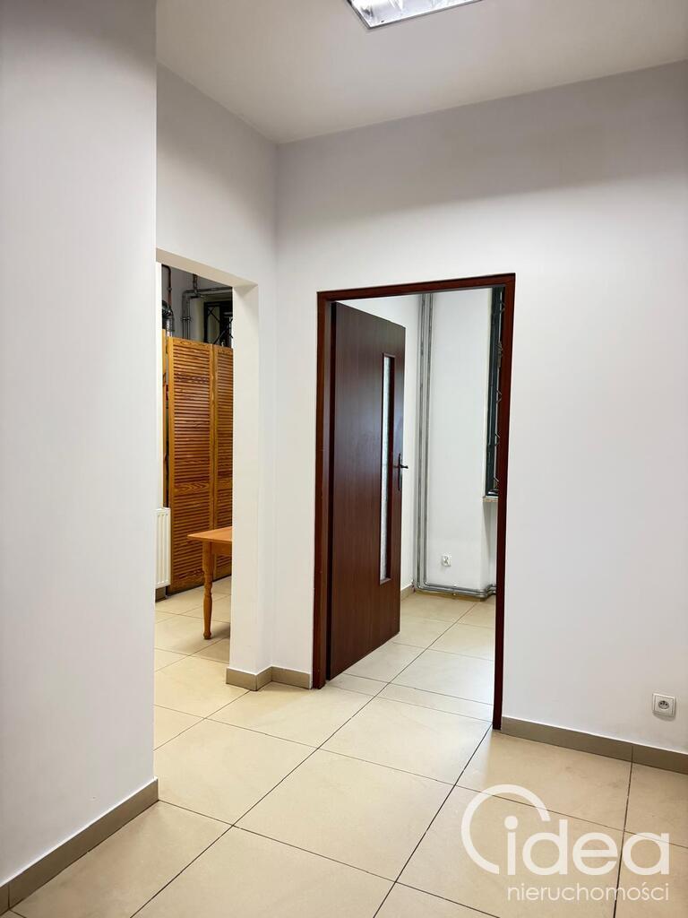 Centrum, 3 pokoje, 75m2, parter, bezpłatny parking, 2 osobne wejścia. (6)