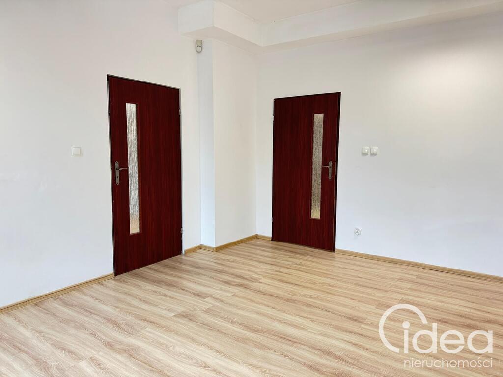 Centrum, 3 pokoje, 75m2, parter, bezpłatny parking, 2 osobne wejścia. (7)