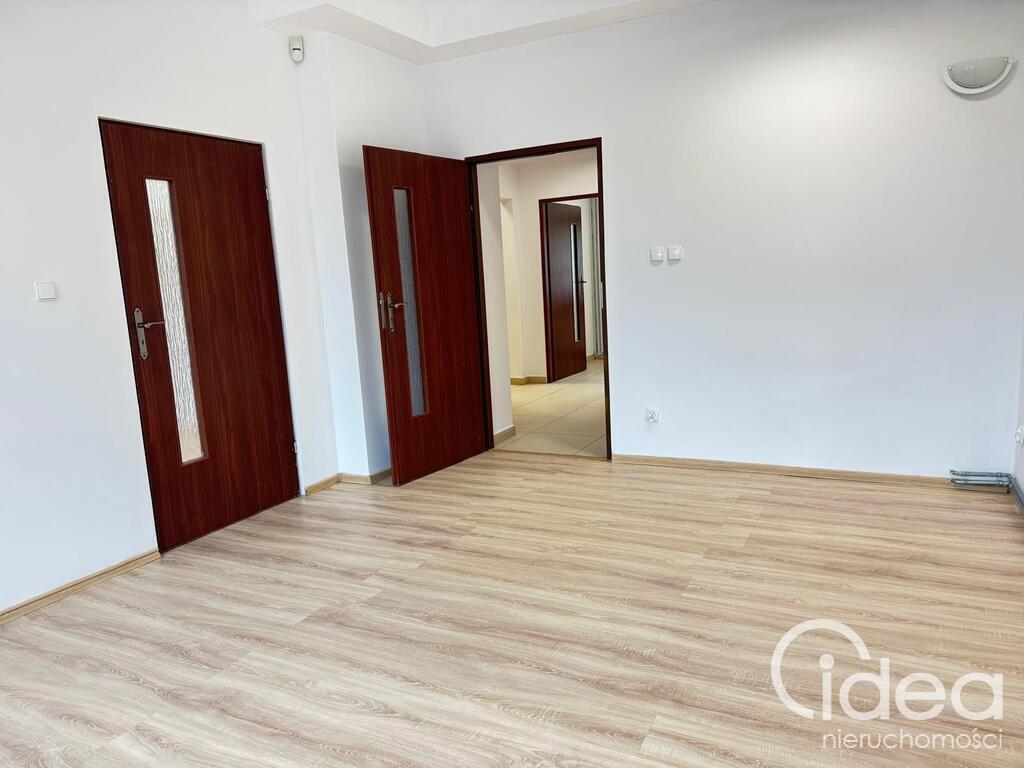 Centrum, 3 pokoje, 75m2, parter, bezpłatny parking, 2 osobne wejścia. (5)