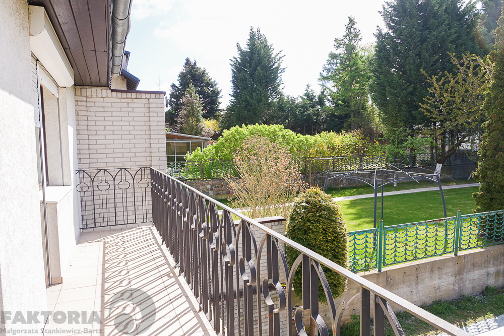Pół bliźniaka, 2 garaże, basen, działka 613 m2, (18)