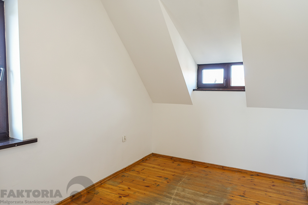 Pół bliźniaka, 2 garaże, basen, działka 613 m2, (26)