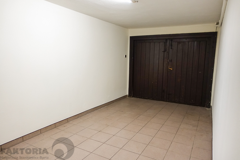 Pół bliźniaka, 2 garaże, basen, działka 613 m2, (30)