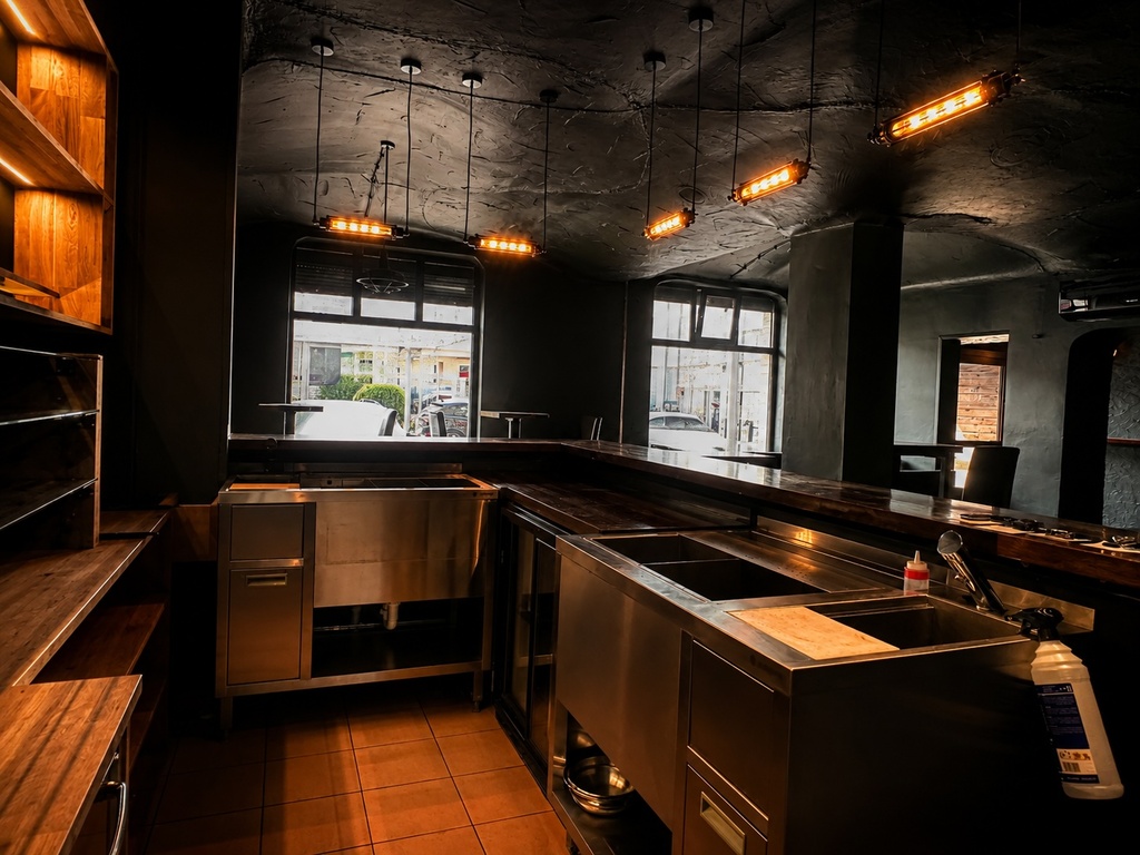 Lokal pod gastronomie lub usługi, parter. (3)