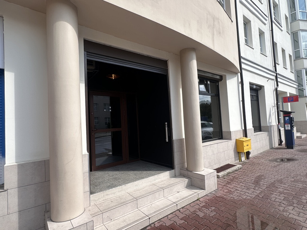 Lokal pod gastronomie lub usługi, parter. (8)