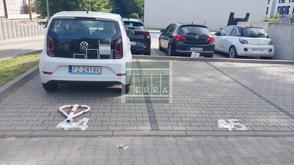 Nowy blok, I piętro, 2 miejsca postojowe. (25)