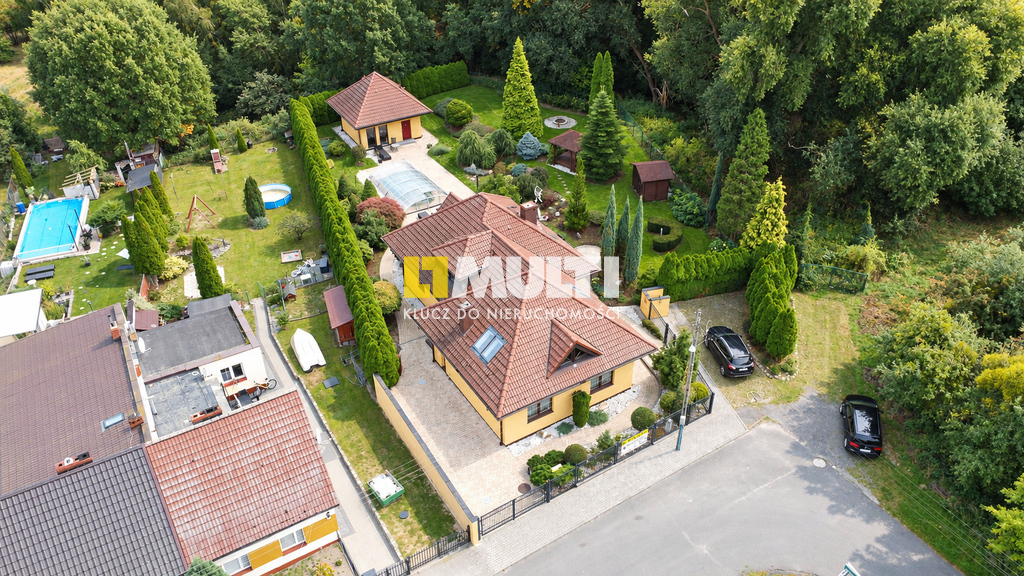 Dom wolnostojący, basen, dodatkowy domek, widok (3)