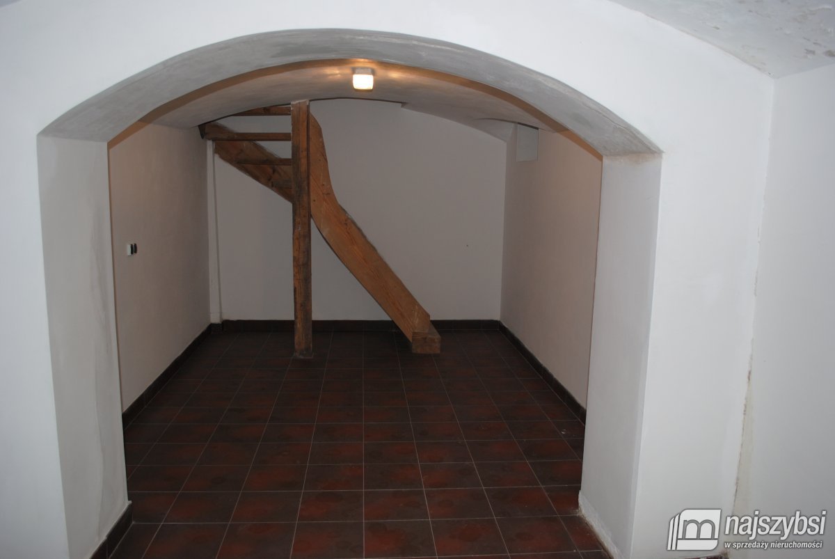 Dom z duszą w lesie na polanie. (32)