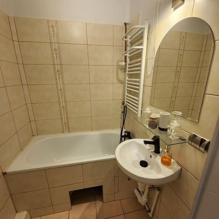 Wynajmę 2 pokoje, z dużym balkonem i piwnicą. (11)