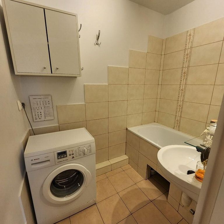 Wynajmę 2 pokoje, z dużym balkonem i piwnicą. (12)