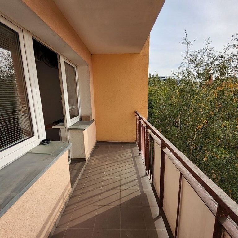 Wynajmę 2 pokoje, z dużym balkonem i piwnicą. (15)