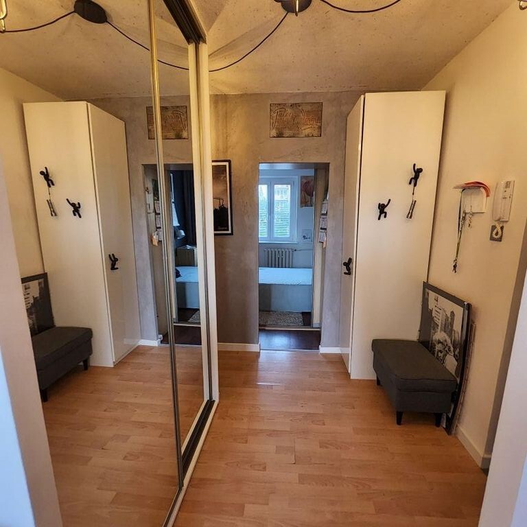 Wynajmę 2 pokoje, z dużym balkonem i piwnicą. (10)