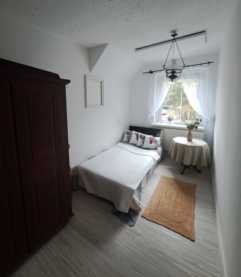 Zadbane piętro domu z ogródkiem (4)