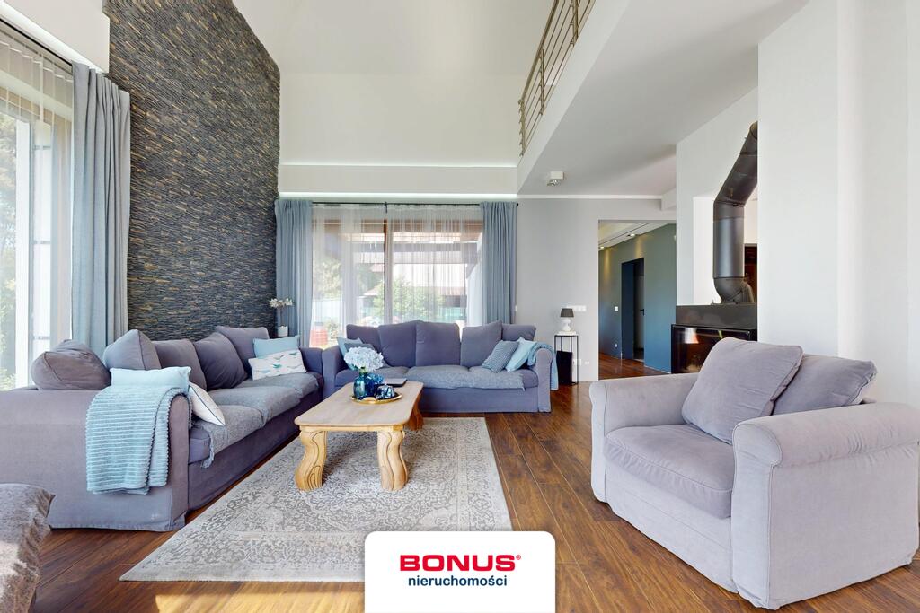 Nowoczesny, wolnostojący dom w otoczeniu lasu. (10)