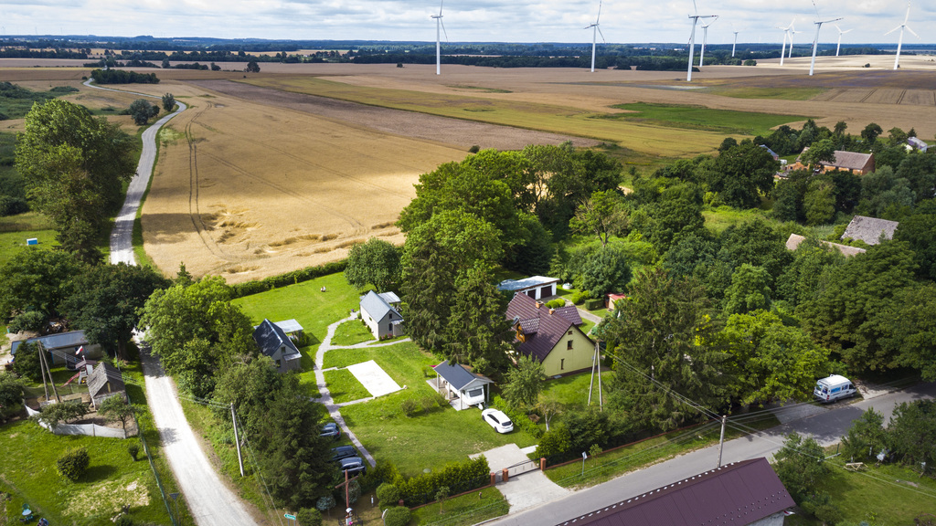 Dom z cegły plus 2 domki, 4700 m2 działka, 8 km od Bałtyku (1)