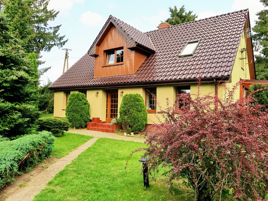 Dom z cegły plus 2 domki, 4700 m2 działka, 8 km od Bałtyku (2)
