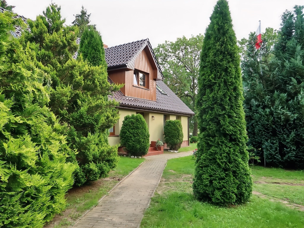 Dom z cegły plus 2 domki, 4700 m2 działka, 8 km od Bałtyku (4)