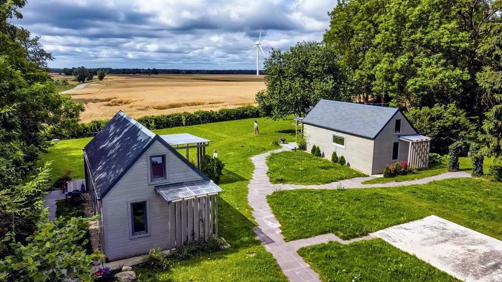 Dom z cegły plus 2 domki, 4700 m2 działka, 8 km od Bałtyku (15)